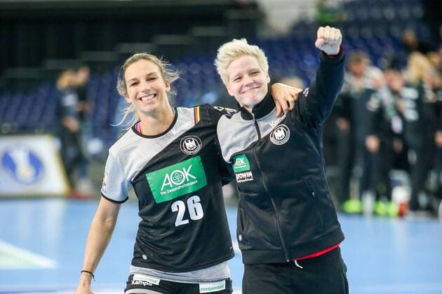 Deutschland - China Handball Frauen WM Leipzig, 06.12.2017, Arena Leipzig, Weltmeisterschaft 2017, Handball Frauen Vorrunde Gruppe D. , Deutschland ( GER) vs Volksrepublik China ( CHN) 24:9 (10:3) , Im Bild v.l.: Angie Geschke (26, Deutschland) und Torfrau Clara Woltering (16, Deutschland) ,