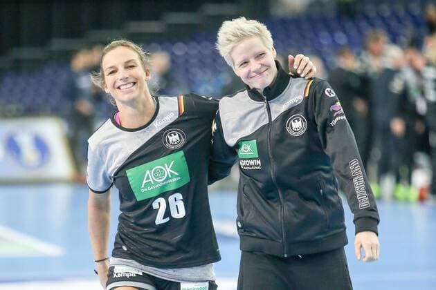 Deutschland - China Handball Frauen WM Leipzig, 06.12.2017, Arena Leipzig, Weltmeisterschaft 2017, Handball Frauen Vorrunde Gruppe D. , Deutschland ( GER) vs Volksrepublik China ( CHN) 24:9 (10:3) , Im Bild v.l.: Angie Geschke (26, Deutschland) und Torfrau Clara Woltering (16, Deutschland) ,