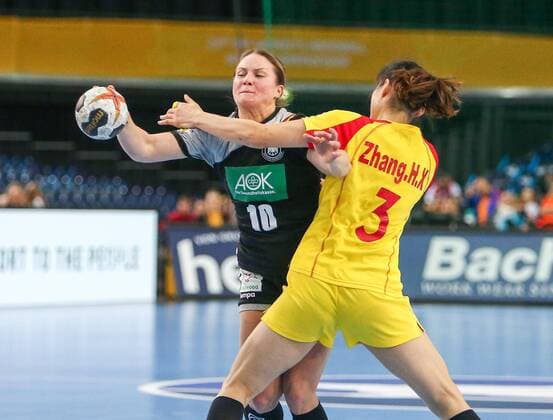 Deutschland - China Handball Frauen WM Leipzig, 06.12.2017, Arena Leipzig, Weltmeisterschaft 2017, Handball Frauen Vorrunde Gruppe D. , Deutschland ( GER) vs Volksrepublik China ( CHN) 24:9 (10:3) , Im Bild v.l.: Anna Loerper (10, Deutschland) und Zhang HAIXIA (3, China) ,