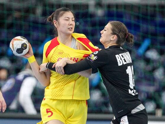 Deutschland - China Handball Frauen WM Leipzig, 06.12.2017, Arena Leipzig, Weltmeisterschaft 2017, Handball Frauen Vorrunde Gruppe D. , Deutschland ( GER) vs Volksrepublik China ( CHN) 24:9 (10:3) , Im Bild v.l.: Ban CHENCHEN (5, China) und Julia Behnke (13, Deutschland) ,