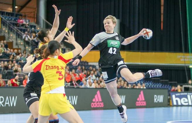 Deutschland - China Handball Frauen WM Leipzig, 06.12.2017, Arena Leipzig, Weltmeisterschaft 2017, Handball Frauen Vorrunde Gruppe D. , Deutschland ( GER) vs Volksrepublik China ( CHN) 24:9 (10:3) , Im Bild v.l.: Zhang HAIXIA (3, China) und Friederike Gubernatis (42, Deutschland) ,