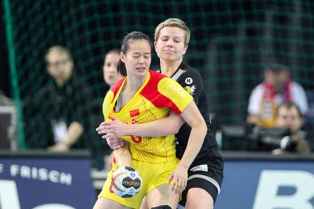 Deutschland - China Handball Frauen WM Leipzig, 06.12.2017, Arena Leipzig, Weltmeisterschaft 2017, Handball Frauen Vorrunde Gruppe D. , Deutschland ( GER) vs Volksrepublik China ( CHN) 24:9 (10:3) , Im Bild v.l.: Wei BAOGUI (6, China) und Friederike Gubernatis (42, Deutschland) ,