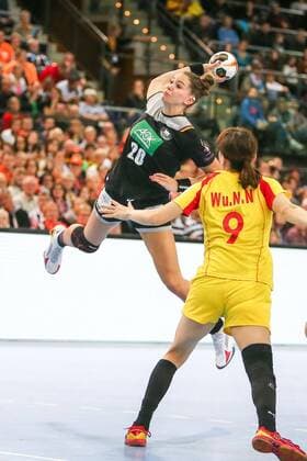 Deutschland - China Handball Frauen WM Leipzig, 06.12.2017, Arena Leipzig, Weltmeisterschaft 2017, Handball Frauen Vorrunde Gruppe D. , Deutschland ( GER) vs Volksrepublik China ( CHN) 24:9 (10:3) , Im Bild v.l.: Emily Bölk Boelk (20, Deutschland) und Wu NANA (9, China) ,