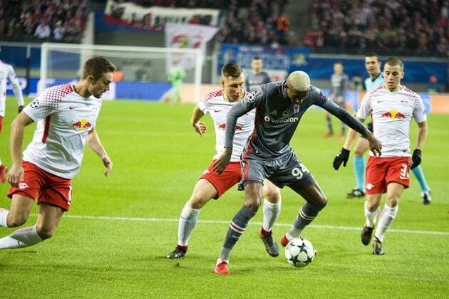 Fußball-Champions-League 2017 2018, Gruppenphase, 6. Spieltag RB Leipzig - Besiktas Istanbul (06.12.2017) Zweikampf um den Ball zwischen Talisca (Istanbul 94) und Willi Orban (RBL). Stefan Ilsanker (li.) greift nicht ein. Leipzig Sachsen Deutschland