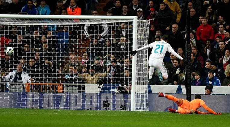 06.12.2017, xfux, Fussball Champions League, Real Madrid - Borussia Dortmund, emspor, v.l. Borja Mayoral (Real Madrid), Roman Buerki (Borussia Dortmund) Goal scored, Tor zum 1:0 Madrid