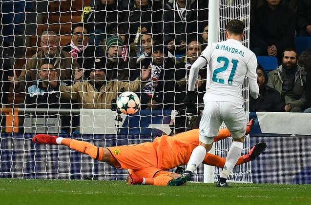 06.12.2017, xfux, Fussball Champions League, Real Madrid - Borussia Dortmund, emspor, v.l. Roman Buerki (Borussia Dortmund), Borja Mayoral (Real Madrid) Goal scored, Tor zum 1:0 Madrid