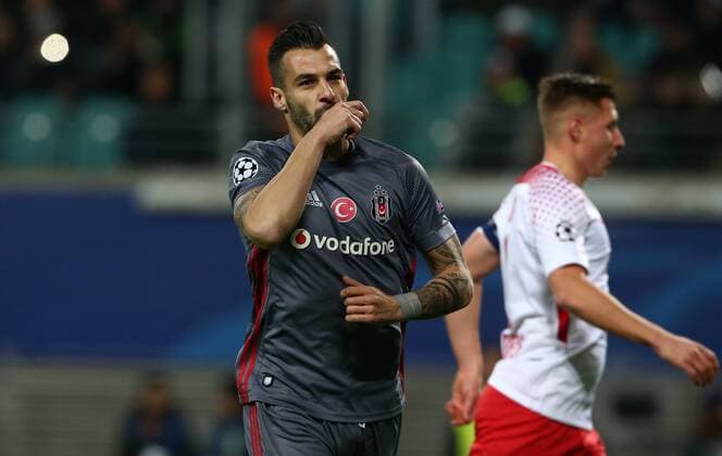 Alvaro Negredo 1:0 Freude Emotion jubelnd Jubel nach 1:0 Fußball Fussball UEFA CL Championsleague Herren Saison 2017 2018 06.12.2017 RB Leipzig RBL vs. Besiktas Istanbul