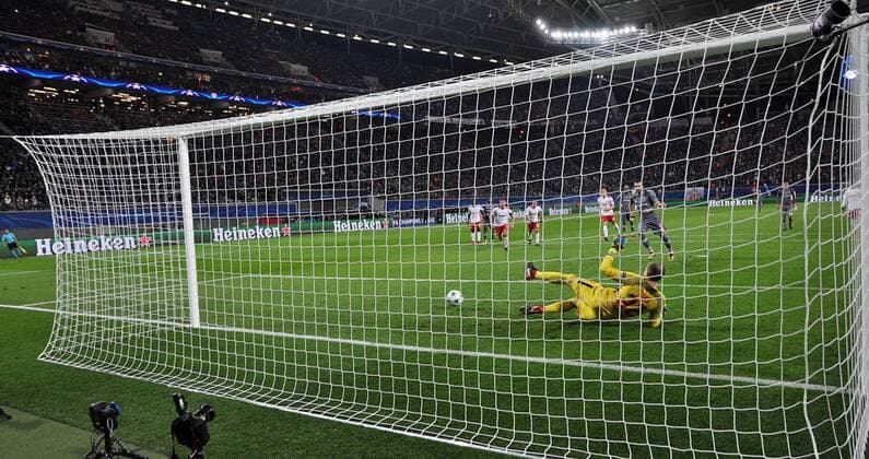 Fußball-Champions-League 2017 2018, Gruppenphase, 6. Spieltag RB Leipzig - Besiktas Istanbul (06.12.2017) Alkvaro Negredo bringt Istanbul per Foulelfmeter 1:0 in Führung. RBL-Torhüter Peter Gulacsi springt in die falsche Ecke. Leipzig Sachsen Deutschland