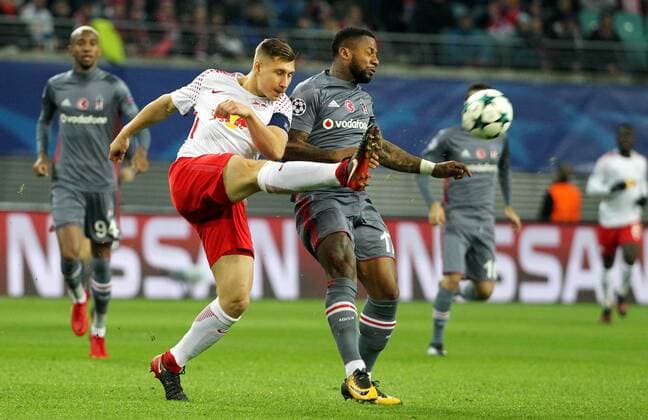 GER, UEFA Champions League, Vorrunde, RasenBallsport Leipzig vs Besiktas Istanbul 06.12.17 , Leipzig, Red Bull Arena, GER, Saison 2017 2018, UEFA Champions League - Gruppe G, RasenBallsport Leipzig vs Besiktas Istanbul im Bild Willi Orban (Leipzig) gegen Jeremain Lens (Besiktas)