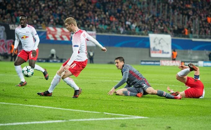 Timo Werner (11 L) spielt den Ball in das Tor nach dem Zweikampf im Strafraum von Willi Orban (r L) und Matej Mitrovic (2vr Besiktas). Das Tor wird nicht gezaehlt. Fussball international: UEFA Championsleague Saison 2017 2018, Gruppenspiel: RB Leipzig - Besiktas Istanbul in Leipzig, Deutschland am 06.12.2017,