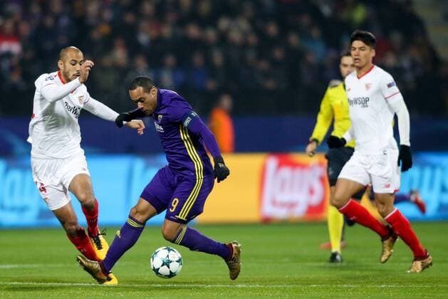SOCCER - CL, Maribor vs Sevilla MARIBOR,SLOVENIA,05.DEC.17 - SOCCER - UEFA Champions League, group stage, NK Maribor vs FC Sevilla. Image shows Guido Pizarro (Sevilla) and Marcos Tavares (Maribor). GEPAxpictures xMaticxKlansek