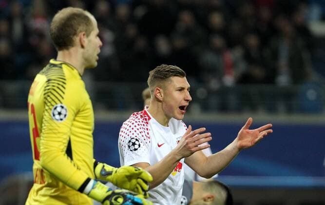GER, UEFA Champions League, Vorrunde, RasenBallsport Leipzig vs Besiktas Istanbul 06.12.17 , Leipzig, Red Bull Arena, GER, Saison 2017 2018, UEFA Champions League - Gruppe G, RasenBallsport Leipzig vs Besiktas Istanbul im Bild Torwart Peter Gulacsi und Willi Orban (Leipzig) wütend nach dem gegebenen Elfmeter