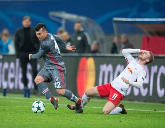 vl: Gary Alexis Medel Soto (Besiktas), Timo Werner (L) Fussball international: UEFA Championsleague Saison 2017 2018, Gruppenspiel: RB Leipzig - Besiktas Istanbul in Leipzig, Deutschland am 06.12.2017,