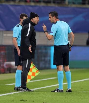 RB Leipzig - Besiktas Istanbul Fussball Champions League Leipzig, 06.12.2017, Red Bull Arena, Fussball, UEFA Champions League, Gruppe G, 6.Spieltag , Rasenballsport Leipzig vs. Besiktas Istanbul, Im Bild von links; Co Trainer Zsolt Löw Loew (RB Leipzig) und Schiedsrichter Victor Kassai. ,