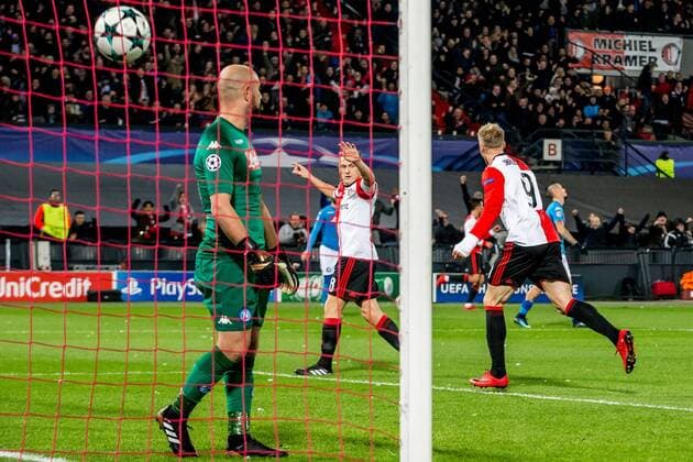 ROTTERDAM - Feyenoord - Napoli , Voetbal , Seizoen 2017 2018 , Champions League , Stadion Feijenoord de Kuip , 06-12-2017 , Feyenoord speler Nicolai Jorgensen (r) scoort de 1-1 door de bal langs Napoli keeper Pepe Reina (l) te koppen , hij krijgt felicitaties van Feyenoord speler Jens Toornstra Feyenoord - Napoli  x1848304x