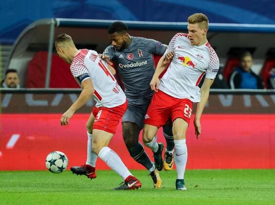 Leipzig, Deutschland 06.12.2017, UEFA Champions League - 2017 18 Season, Gruppenphase - Gruppe G - 6. Spieltag, RB Leipzig - Besiktas Istanbul, Willi Orban (RBL) Marcel Halstenberg (RBL) und Jeremain Lens (Besiktas) im Zweikampf ( DeFodi507
