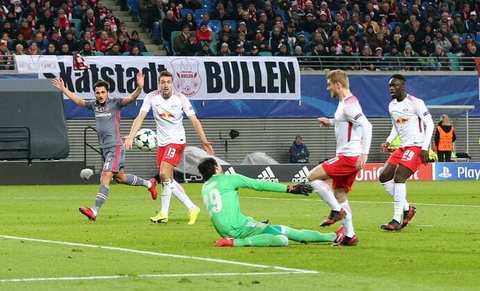 RB Leipzig - Besiktas Istanbul Fussball Champions League Leipzig, 06.12.2017, Red Bull Arena, Fussball, UEFA Champions League, Gruppe G, 6. Spieltag , RB Leipzig vs. Besiktas Istanbul , Im Bild: Abseitstor. Timo Werner (2.v.r., Leipzig) trifft gegen Torwart Tolga Zengin (29, Besiktas) zum vermeintlichen 1:1 Ausgleich. ,