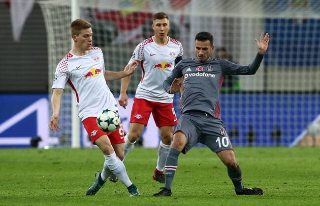 Marcel Halstenberg, Oguzhan Özyakup Aktion Spielszene Zweikampf Fußball Fussball UEFA CL Championsleague Herren Saison 2017 2018 06.12.2017 RB Leipzig RBL vs. Besiktas Istanbul