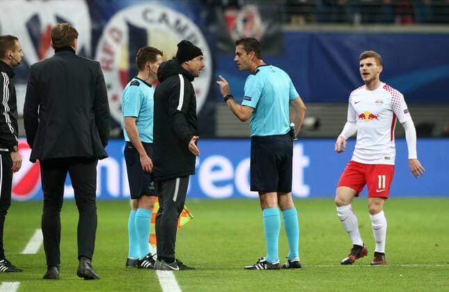 Trainer Ralph Hasenhüttl, Trainer Senol Günes, Schiedsrichter Viktor Kassai (HUN), Timo Werner diskutierend Fußball Fussball UEFA CL Championsleague Herren Saison 2017 2018 06.12.2017 RB Leipzig RBL vs. Besiktas Istanbul