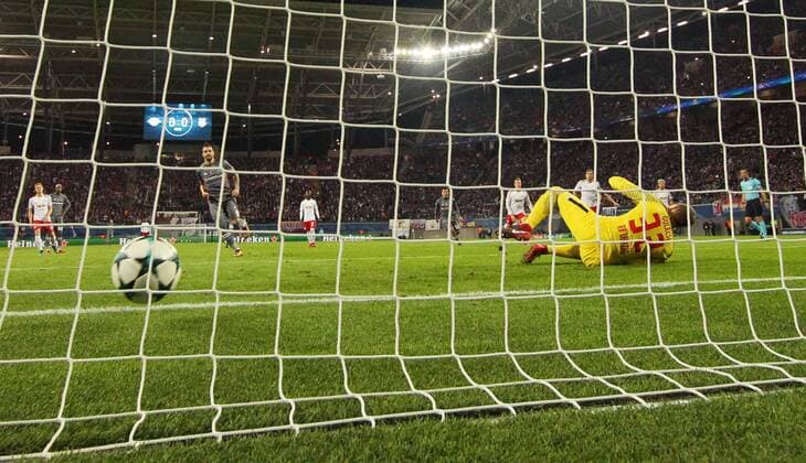 RB Leipzig - Besiktas Istanbul Fussball Champions League Leipzig, 06.12.2017, Red Bull Arena, Fussball, UEFA Champions League, Gruppe G, 6.Spieltag , Rasenballsport Leipzig vs. Besiktas Istanbul, Im Bild; Tor für Istanbul. çlvaro Negredo (9, Besiktas) erzielt per Foulelfmeter den Treffer zum 0:1. ,