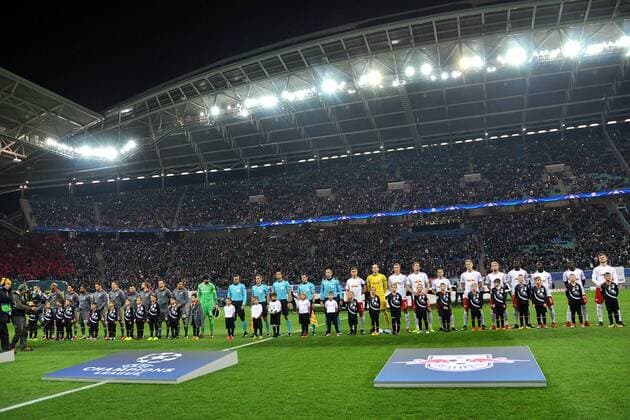 Fußball-Champions-League 2017 2018, Gruppenphase, 6. Spieltag RB Leipzig - Besiktas Istanbul (06.12.2017) Die Mannschaften von RB Leipzig (re.) und Besiktas Istanbul (li.) vor dem Spiel. Leipzig Sachsen Deutschland