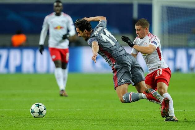 Leipzig, Deutschland 06.12.2017, UEFA Champions League - 2017 18 Season, Gruppenphase - Gruppe G - 6. Spieltag, RB Leipzig - Besiktas Istanbul, Mustafa Pektemek (Besiktas) und Diego Demme (RBL) im Zweikampf ( DeFodi507