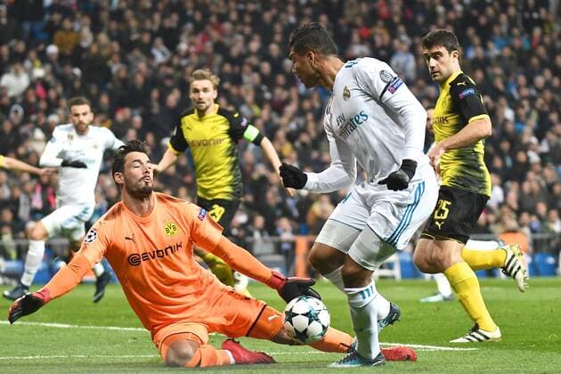 Bilder des Tages - SPORT Real Madrid v Borussia Dortmund UEFA Champions League Borussia Dortmund goalkeeper Roman B?rki saves at the feet of Casemiro of Real Madrid during the UEFA Champions League match at the Estadio Santiago Bernabeu, Madrid Content Not Available For UK Newspapers Copyright: xKristianxKanex FIL-11059-0033