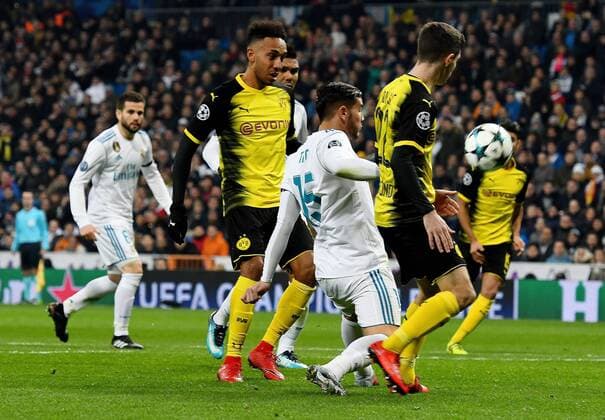06.12.2017, xfux, Fussball Champions League, Real Madrid - Borussia Dortmund, emspor, v.l. Pierre-Emerick Aubameyang (Borussia Dortmund), Theo Hernandez (Real Madrid) Goal scored, Tor zum 2:2 Madrid