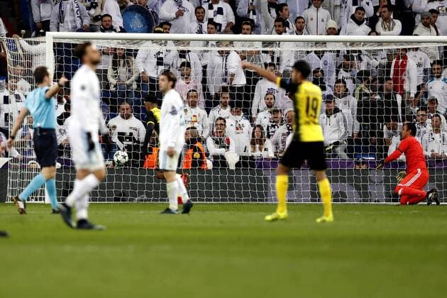 Real Madrid s Costa Rican goalkeeper Keylor Navas (R) tries to stop a goal by Borussia Dortmund s Gabonese striker Pierre Emerick during the UEFA Champions League 6th round groups phase match between Real Madrid and Borja Mayoral at the Santiago Berbabeu stadium in Madrid, Spain, 06 December 2017. Real Madrid vs. Borussia Dortmund !ACHTUNG: NUR REDAKTIONELLE NUTZUNG!  Copyright: xJavierxLizonx MAD037 20171206-636481942956148923