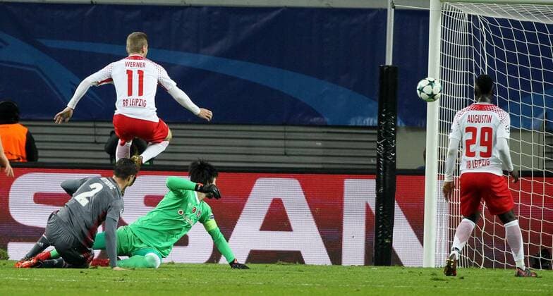 GER, UEFA Champions League, Vorrunde, RasenBallsport Leipzig vs Besiktas Istanbul 06.12.17 , Leipzig, Red Bull Arena, GER, Saison 2017 2018, UEFA Champions League - Gruppe G, RasenBallsport Leipzig vs Besiktas Istanbul im Bild Timo Werner (Leipzig) überwindet Torwart Tolga Zengin (Besiktas), das Tor wird nicht gewertet