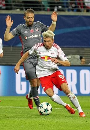 GER, UEFA Champions League, Vorrunde, RasenBallsport Leipzig vs Besiktas Istanbul 06.12.17 , Leipzig, Red Bull Arena, GER, Saison 2017 2018, UEFA Champions League - Gruppe G, RasenBallsport Leipzig vs Besiktas Istanbul im Bild Kevin Kampl (Leipzig) gegen Caner Erkin (Besiktas)