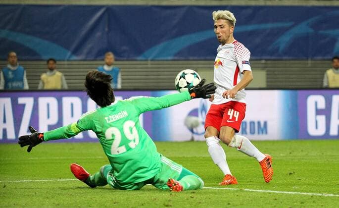 GER, UEFA Champions League, Vorrunde, RasenBallsport Leipzig vs Besiktas Istanbul 06.12.17 , Leipzig, Red Bull Arena, GER, Saison 2017 2018, UEFA Champions League - Gruppe G, RasenBallsport Leipzig vs Besiktas Istanbul im Bild Kevin Kampl (Leipzig) nicht erfolgreich gegen Torwart Tolga Zengin (Besiktas)