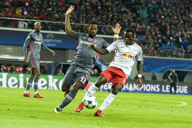 Fußball-Champions-League 2017 2018, Gruppenphase, 6. Spieltag RB Leipzig - Besiktas Istanbul (06.12.2017) Zweikampf um den Ball zwischen Bruma (RBL re.) und Jeremain Lens (Istanbul li.) Leipzig Sachsen Deutschland