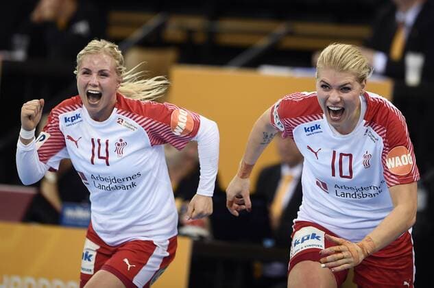 Bilder des Tages - SPORT Handball, WM, Damen, Brasilien - Dänemark Sejren er hjemme : Lotte Grigel og Kathrine Heindahl jubler. Polfoto_73192341  Copyright: POULSENxLARS