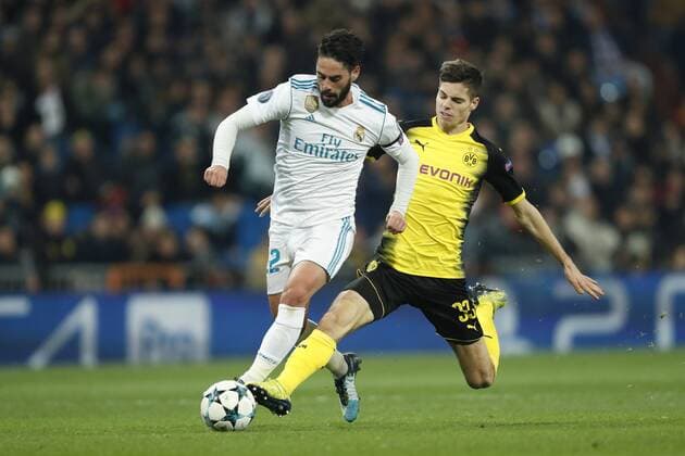 (L-R) Isco of Real Madrid, Julian Weigl of Borussia Dortmund during the UEFA Champions League group H match between Real Madrid and Borussia Dortmund on December 06, 2017 at the Santiago Bernabeu stadium in Madrid, Spain. UEFA Champions League 2017 2018 xVIxVIxImagesx xMauricexvanxSteenxIVx 9502688