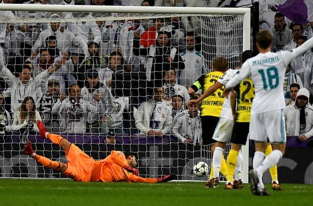 06.12.2017, xfux, Fussball Champions League, Real Madrid - Borussia Dortmund, emspor, v.l. Roman Buerki (Borussia Dortmund), Lucas Vazquez (Real Madrid) Goal scored, Tor zum 3:2 Madrid