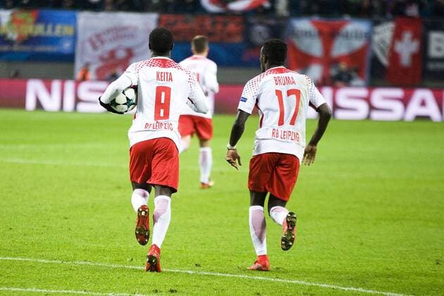 Fußball-Champions-League 2017 2018, Gruppenphase, 6. Spieltag RB Leipzig - Besiktas Istanbul (06.12.2017) Naby Keita (RBL) holt den Ball nach seinem Tor zum 1:1 aus dem Tornetz und bringt ihm mit Bruma (Re.) zum Mittelkreis. Leipzig Sachsen Deutschland