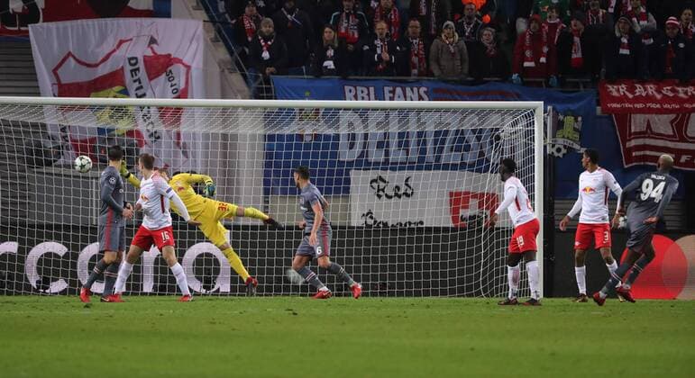 RB Leipzig - Besiktas Istanbul Fussball Champions League Leipzig, 06.12.2017, Red Bull Arena, Fussball, UEFA Champions League, Gruppe G, 6.Spieltag , Rasenballsport Leipzig vs. Besiktas Istanbul, Im Bild; Tor für Istanbul. Talisca (94, Besiktas) trifft zum 1:2. ,