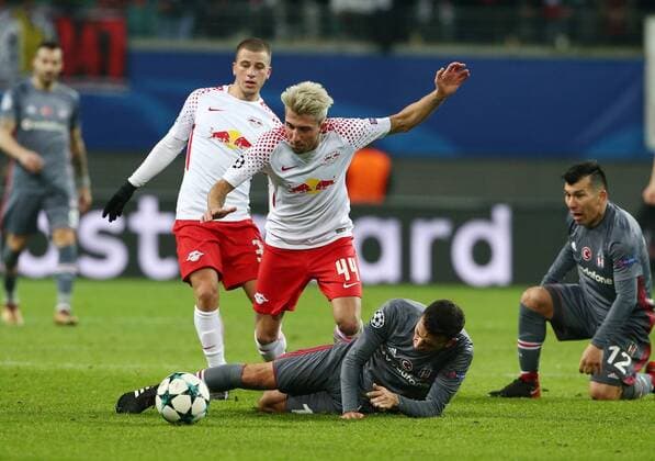Oguzhan Özyakup , Kevin Kampl Aktion Spielszene Zweikampf Fußball Fussball UEFA CL Championsleague Herren Saison 2017 2018 06.12.2017 RB Leipzig RBL vs. Besiktas Istanbul