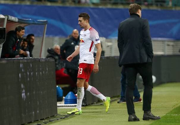 Stefan Ilsanker nach gelb roter Karte vom Platz gehend Fußball Fussball UEFA CL Championsleague Herren Saison 2017 2018 06.12.2017 RB Leipzig RBL vs. Besiktas Istanbul