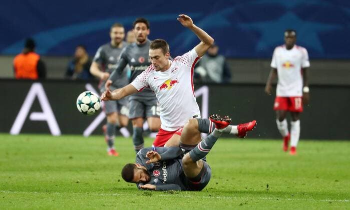 RB Leipzig - Besiktas Istanbul Fussball Champions League Leipzig, 06.12.2017, Red Bull Arena, Fussball, UEFA Champions League, Gruppe G, 6. Spieltag , RB Leipzig vs. Besiktas Istanbul , Im Bild: Cenk Tosun (unten, Besiktas) wird von Stefan Ilsanker (13, Leipzig) gefoult. Ilsanker muss mit Gelb-rot das Spiel verlassen. ,