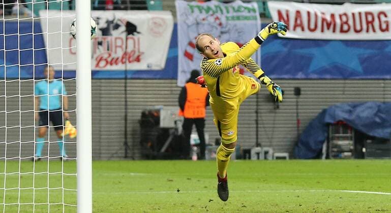 RB Leipzig - Besiktas Istanbul Fussball Champions League Leipzig, 06.12.2017, Red Bull Arena, Fussball, UEFA Champions League, Gruppe G, 6. Spieltag , RB Leipzig vs. Besiktas Istanbul 1:2 (0:1) , Tor für Besiktas. Im Bild: Torwart Peter Gulacsi (32, Leipzig) kassiert den Treffer von Talisca (nicht im Bild, Besiktas) zum 1:2. ,