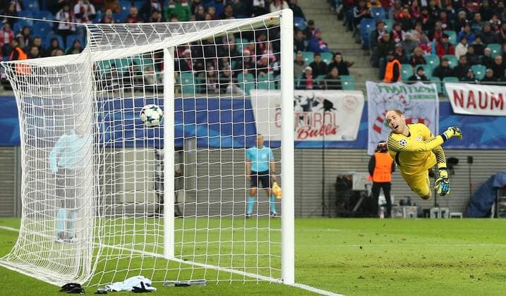 Bilder des Tages - SPORT RB Leipzig - Besiktas Istanbul Fussball Champions League Leipzig, 06.12.2017, Red Bull Arena, Fussball, UEFA Champions League, Gruppe G, 6. Spieltag , RB Leipzig vs. Besiktas Istanbul 1:2 (0:1) , Tor für Besiktas. Im Bild: Torwart Peter Gulacsi (32, Leipzig) kassiert den Treffer von Talisca (nicht im Bild, Besiktas) zum 1:2. ,