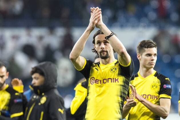 Bilder des Tages - SPORT Fußball: Champions League, Saison 2017 2018, Gruppenphase, Gruppe H, Real Madrid - Borussia Dortmund am 06.12.2017 im Estadio Santiago Bernabeu in Madrid (Spanien). Dortmunds Neven Subotic verabschiedet sich nach dem Schlusspfiff von den Fans. Copyright: xKirchner DavidxInderliedx