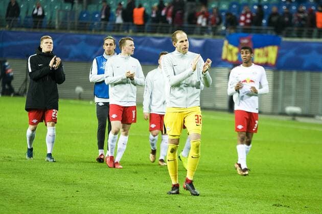 Fußball-Champions-League 2017 2018, Gruppenphase, 6. Spieltag RB Leipzig - Besiktas Istanbul (06.12.2017) Die RBL-Spieler Marcel Halstenberg, Yussuf Poulsen, Lukas Klostermann, Dominik Kaiser (verdeckt), Peter Gulacsi (vorn) und Bernardo (v.l.n.r.) bedanken sich bei den Fans. Leipzig Sachsen Deutschland
