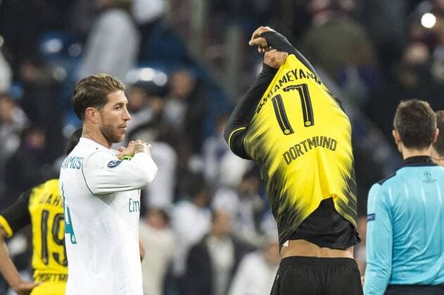 Fußball: Champions League, Saison 2017 2018, Gruppenphase, Gruppe H, Real Madrid - Borussia Dortmund am 06.12.2017 im Estadio Santiago Bernabeu in Madrid (Spanien). Dortmunds Pierre-Emerick Aubameyang zieht sich das Trikot aus. Copyright: xKirchner DavidxInderliedx