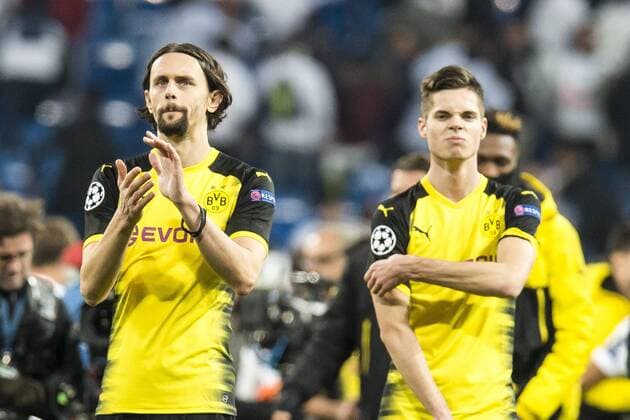 Fußball: Champions League, Saison 2017 2018, Gruppenphase, Gruppe H, Real Madrid - Borussia Dortmund am 06.12.2017 im Estadio Santiago Bernabeu in Madrid (Spanien). Dortmunds Neven Subotic (l.) und Dortmunds Julian Weigl verabschieden sich von den Fans. Copyright: xKirchner DavidxInderliedx
