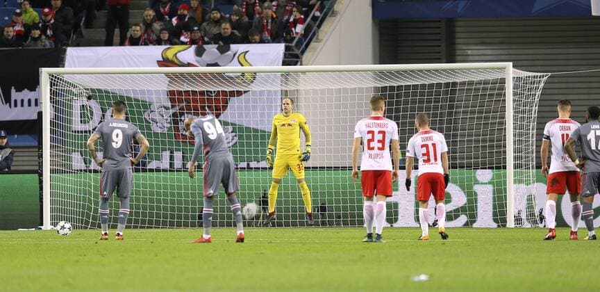 Foto: Elfmeter nach wenigen Minuten gegen Leipzig zum 0-1 , Torwart Peter Gulacsi ist hilflos Fussball UEFA Championsleague am Mi. 06.12.2017 Gruppenspiel RB Leipzig - Besiktas Istanbul