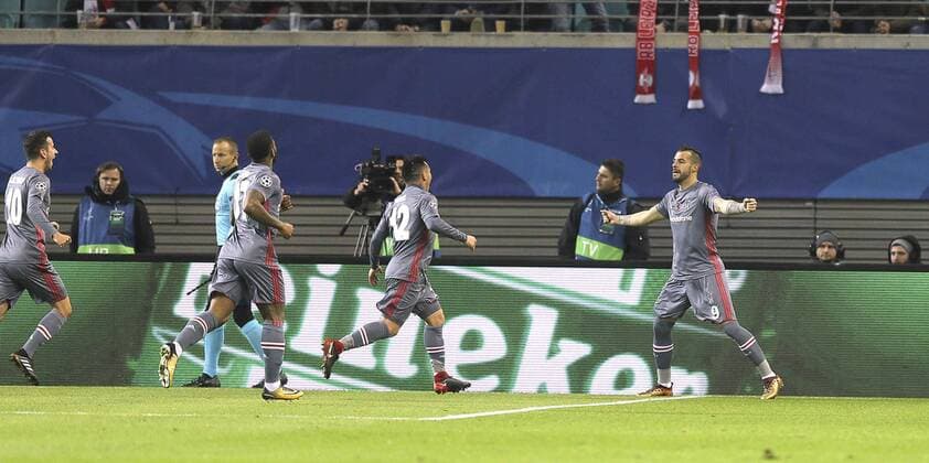 Foto: Torjubel 0-1 für Istanbul per Elfmeter , hier der Torschütze Alvaro Negredo Fussball UEFA Championsleague am Mi. 06.12.2017 Gruppenspiel RB Leipzig - Besiktas Istanbul