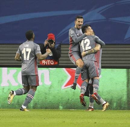 Foto: Torjubel 0-1 für Istanbul per Elfmeter , hier der Torschütze Alvaro Negredo Fussball UEFA Championsleague am Mi. 06.12.2017 Gruppenspiel RB Leipzig - Besiktas Istanbul
